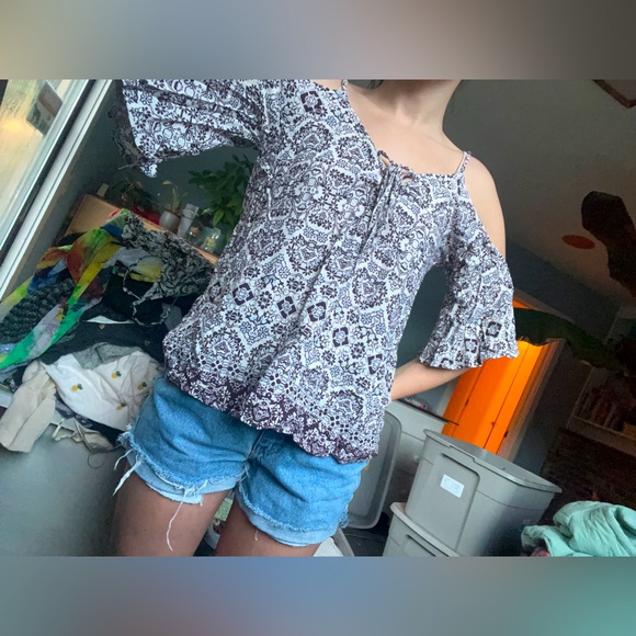 LA Hearts: Cold Shoulder Printed Top - Picture 8 of 13